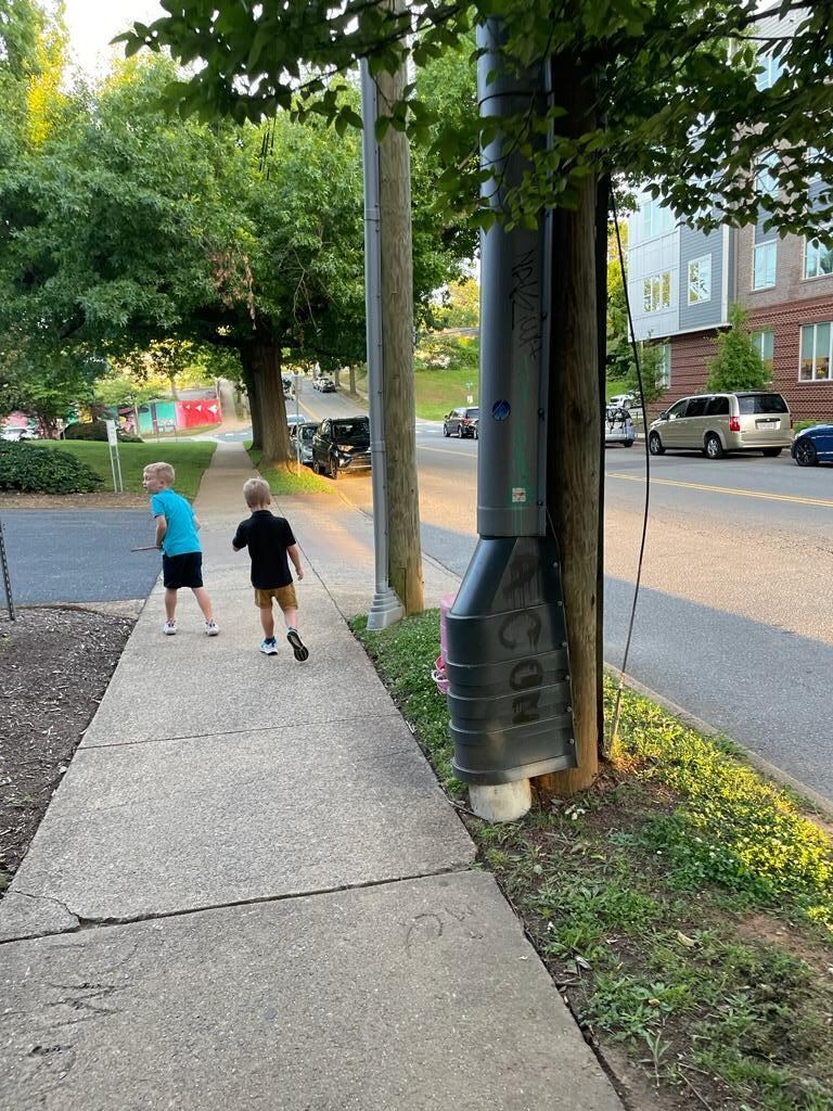 10 minute walk to the mall
