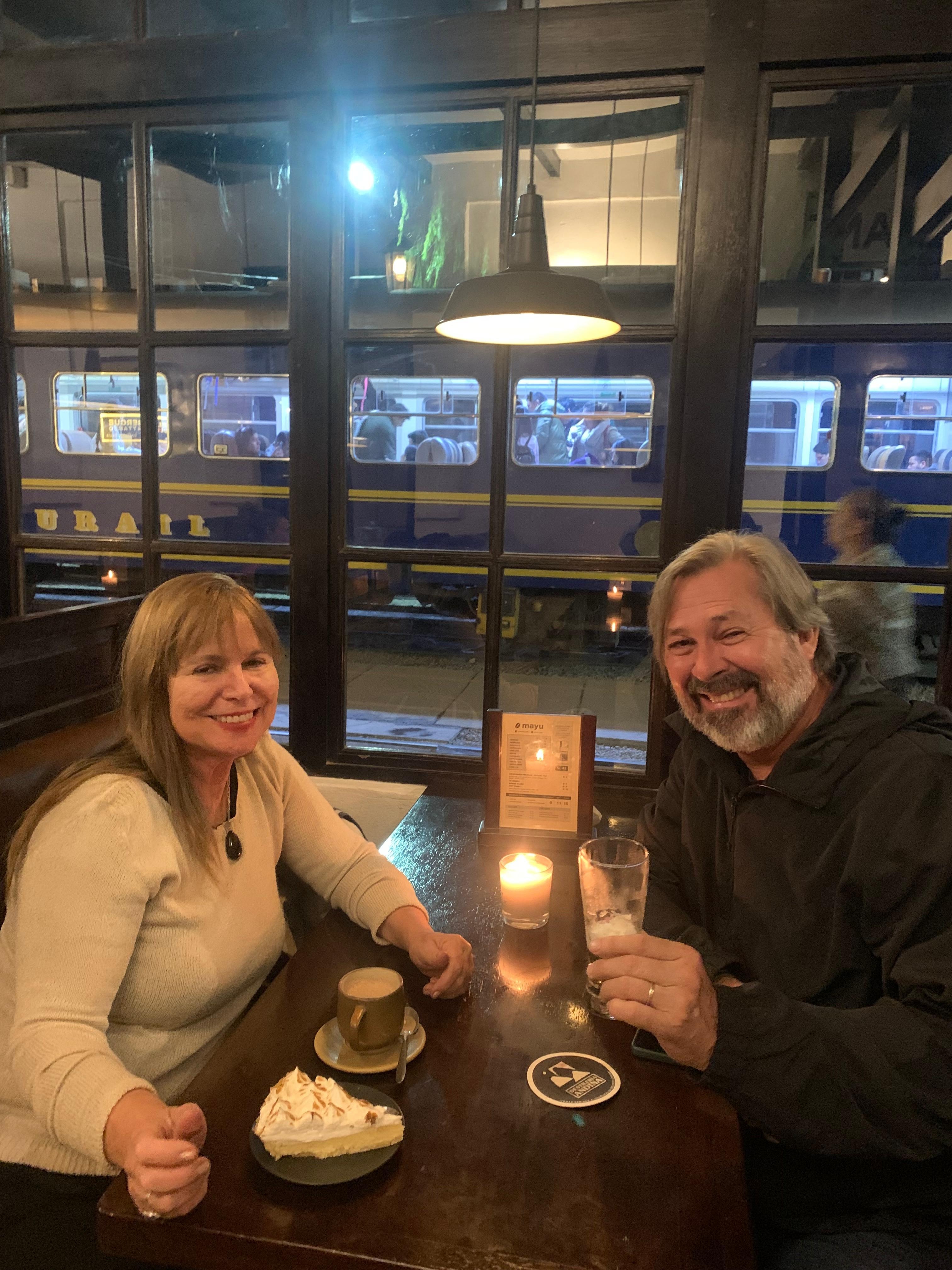 Estávamos tomando um drink no restaurante do hotel e vendo o movimento da estação de trem!