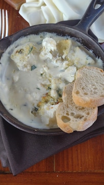 ARCIOFI CON SALSA DI FORMAGGIO
Alcachofas rostizadas gratinadas con sisa florentina y queso de cabra Roasted artichokes with florentina sauce and goat cheese au gratin