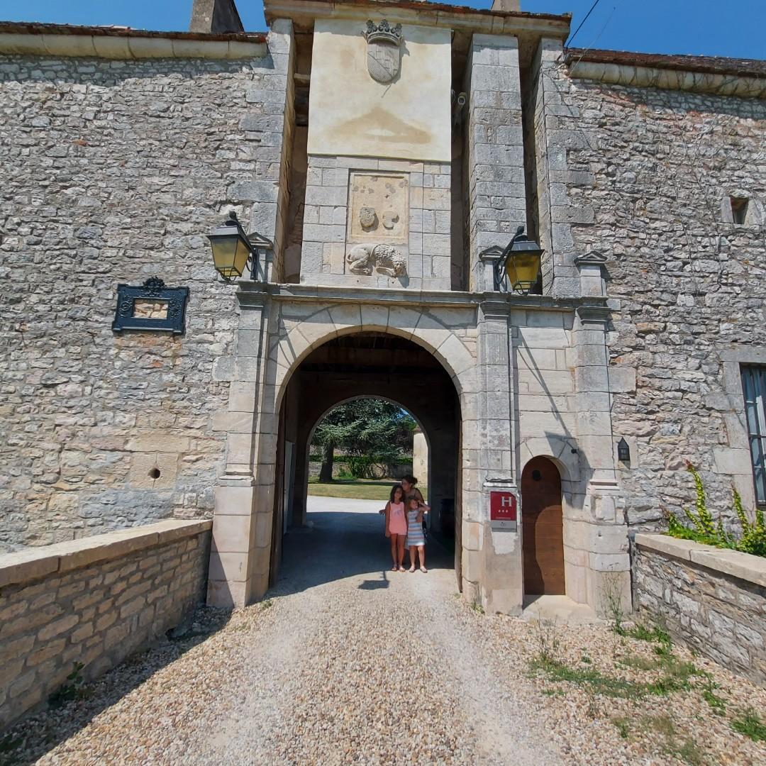 Entrer dans l’enceinte du château