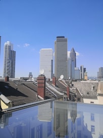 Blick aus dem gekippten Dachflächenfenster