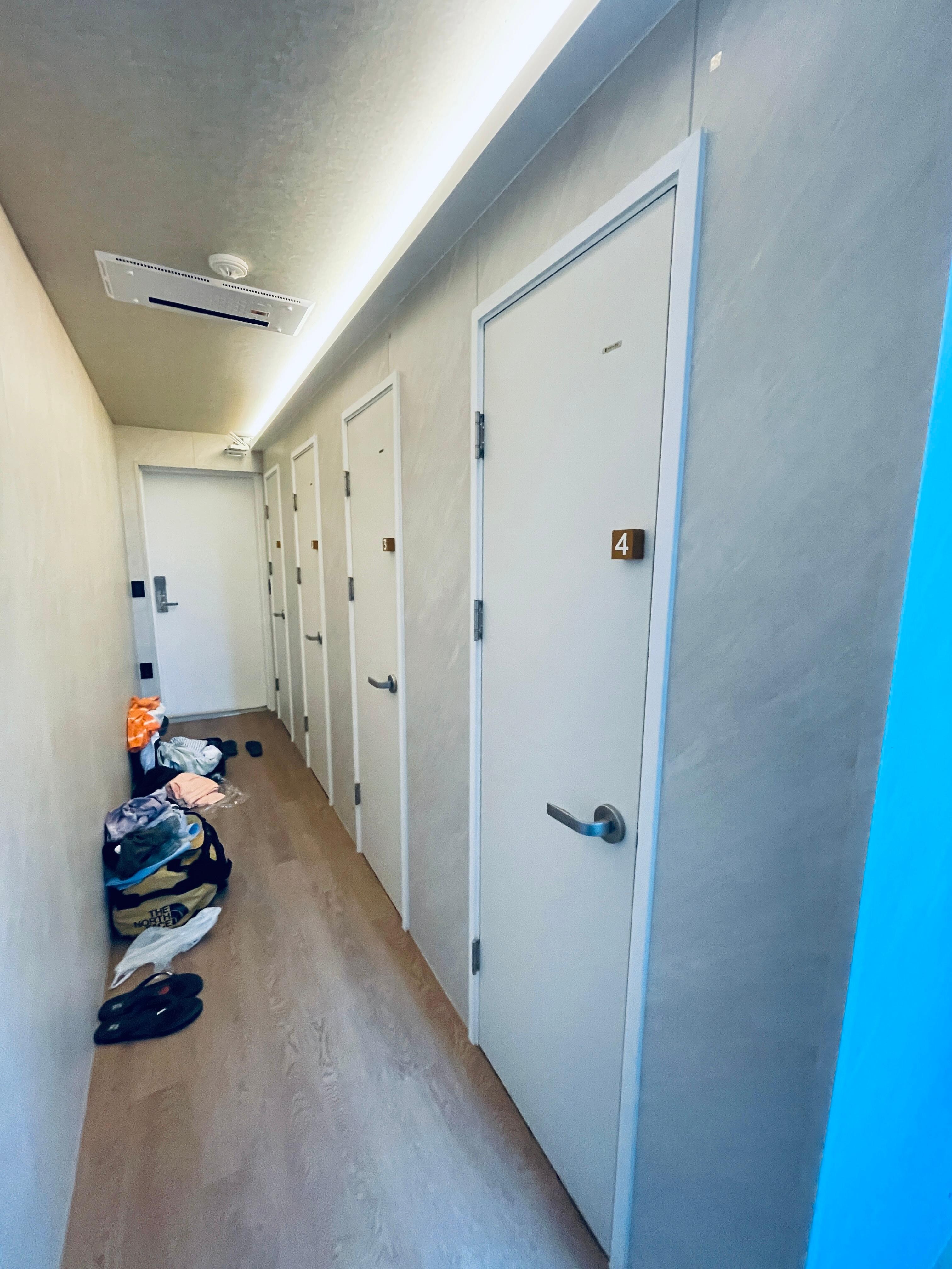 一個房間分成四個小床房，很多人都把行李放在走廊（如果能接受這個價錢很便宜）