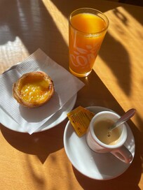 Breakfast neighbour café