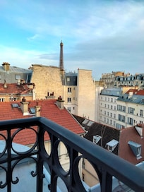 Vue sur les toits de Paris et la tour Eiffel de la fenĂȘtre de la chambre