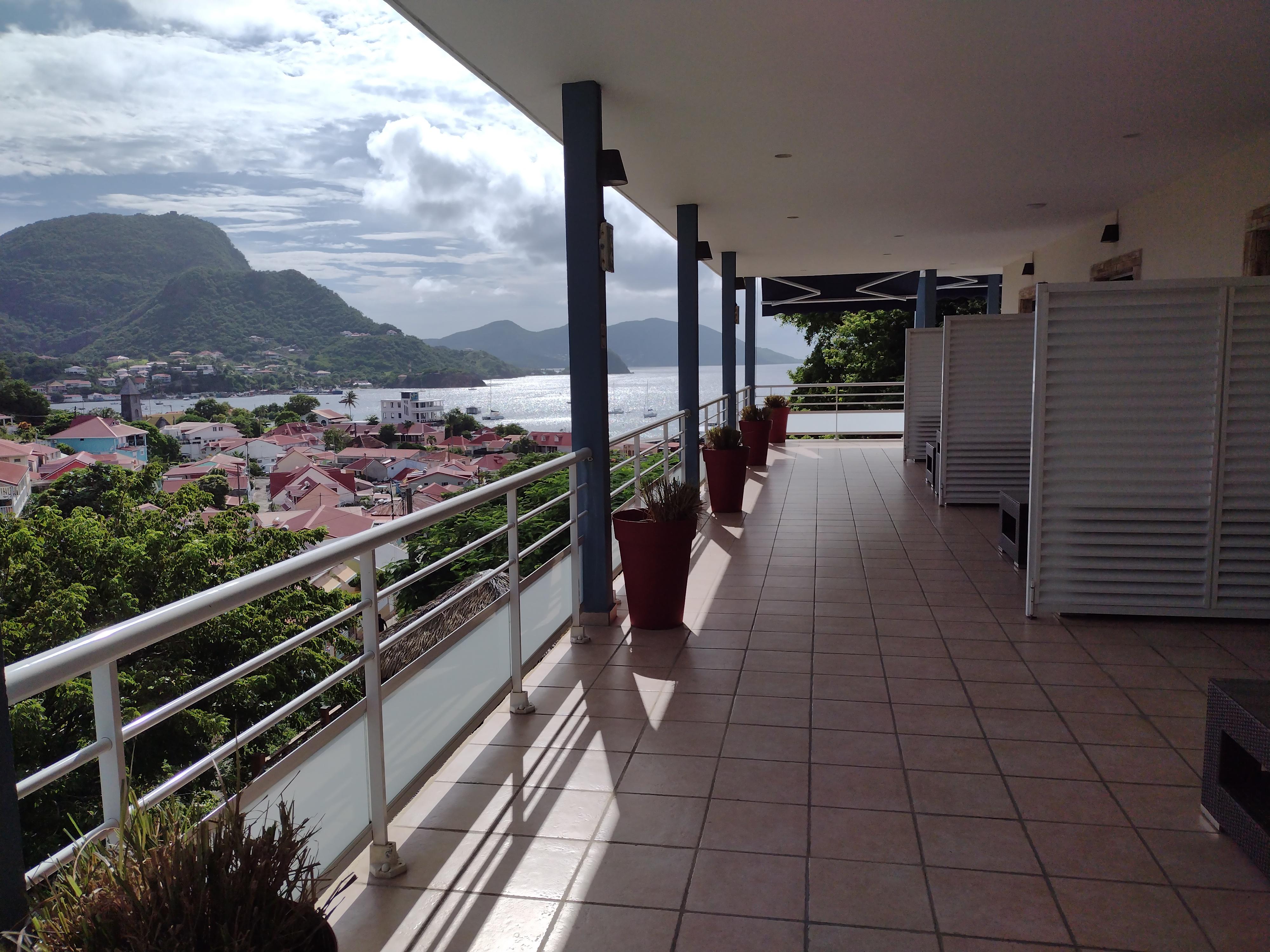 Terrasse en enfilade et vue sur baie