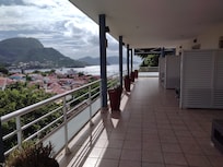Terrasse en enfilade et vue sur baie