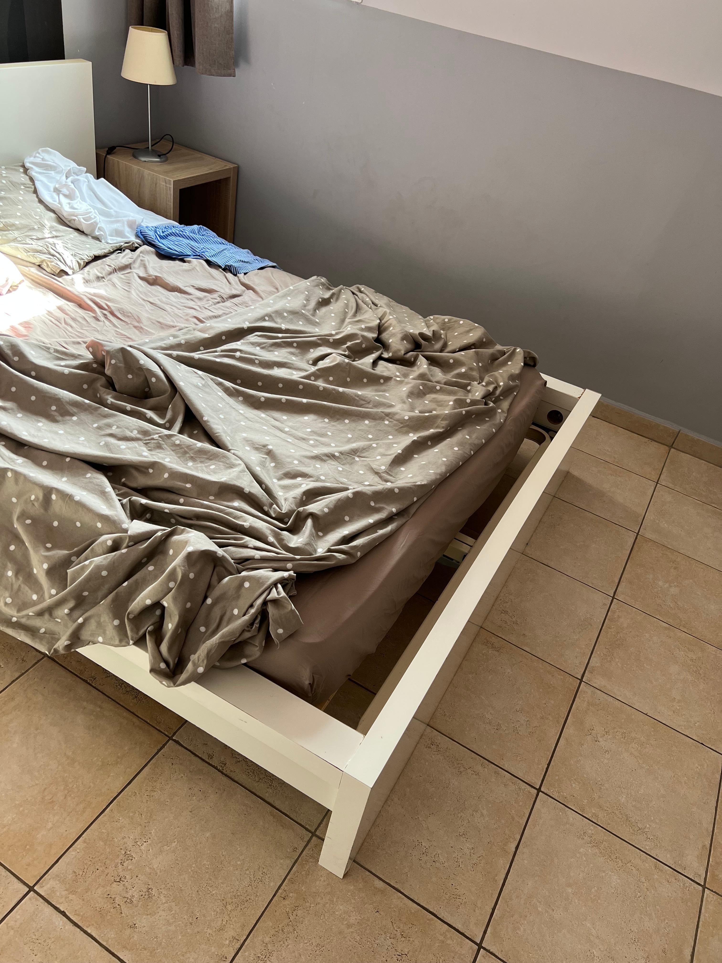 Ein Bett mit 140x190x38cm mit verkürzter Matratze 
Geringe Höhe nur für gesunde und fitte Menschen