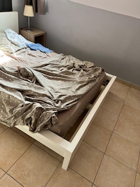 Ein Bett mit 140x190x38cm mit verkĂŒrzter Matratze
Geringe Höhe nur fĂŒr gesunde und fitte Menschen