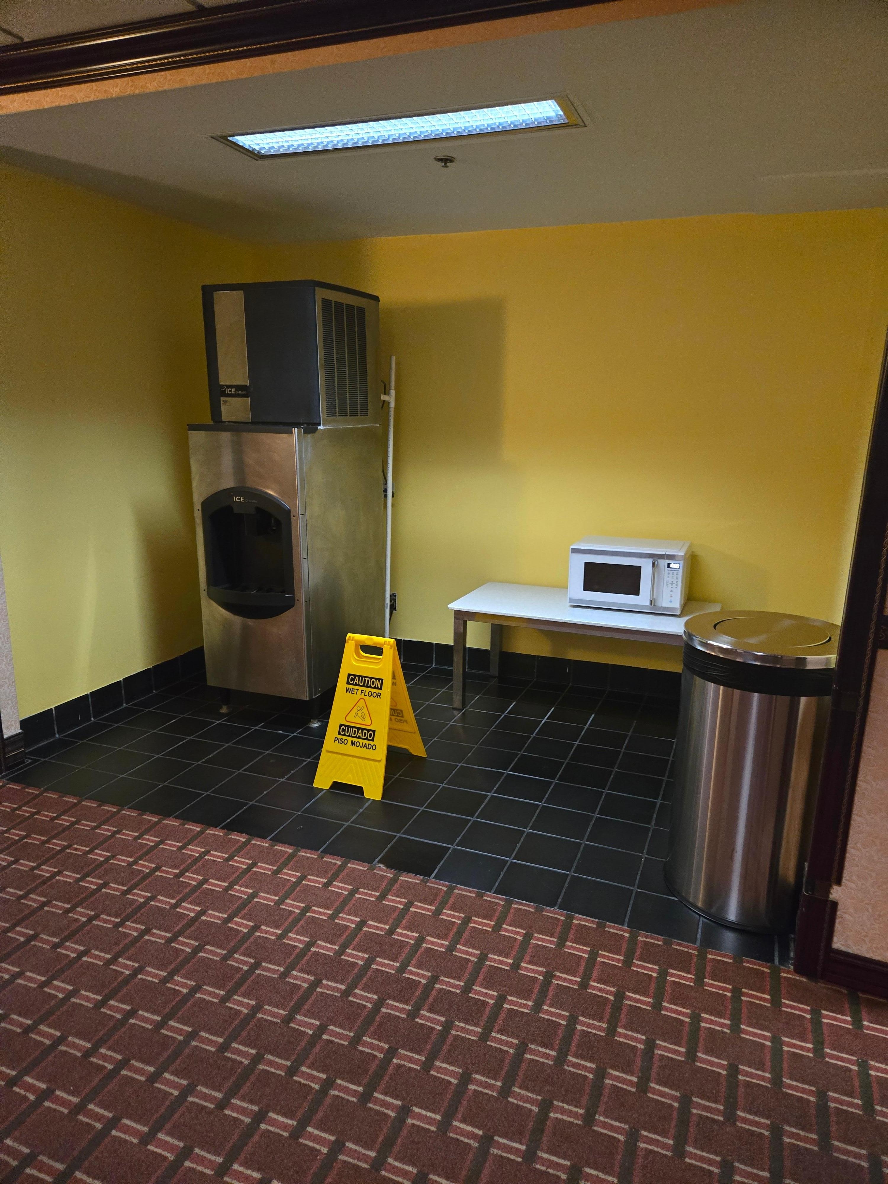 Ice machine & microwave 