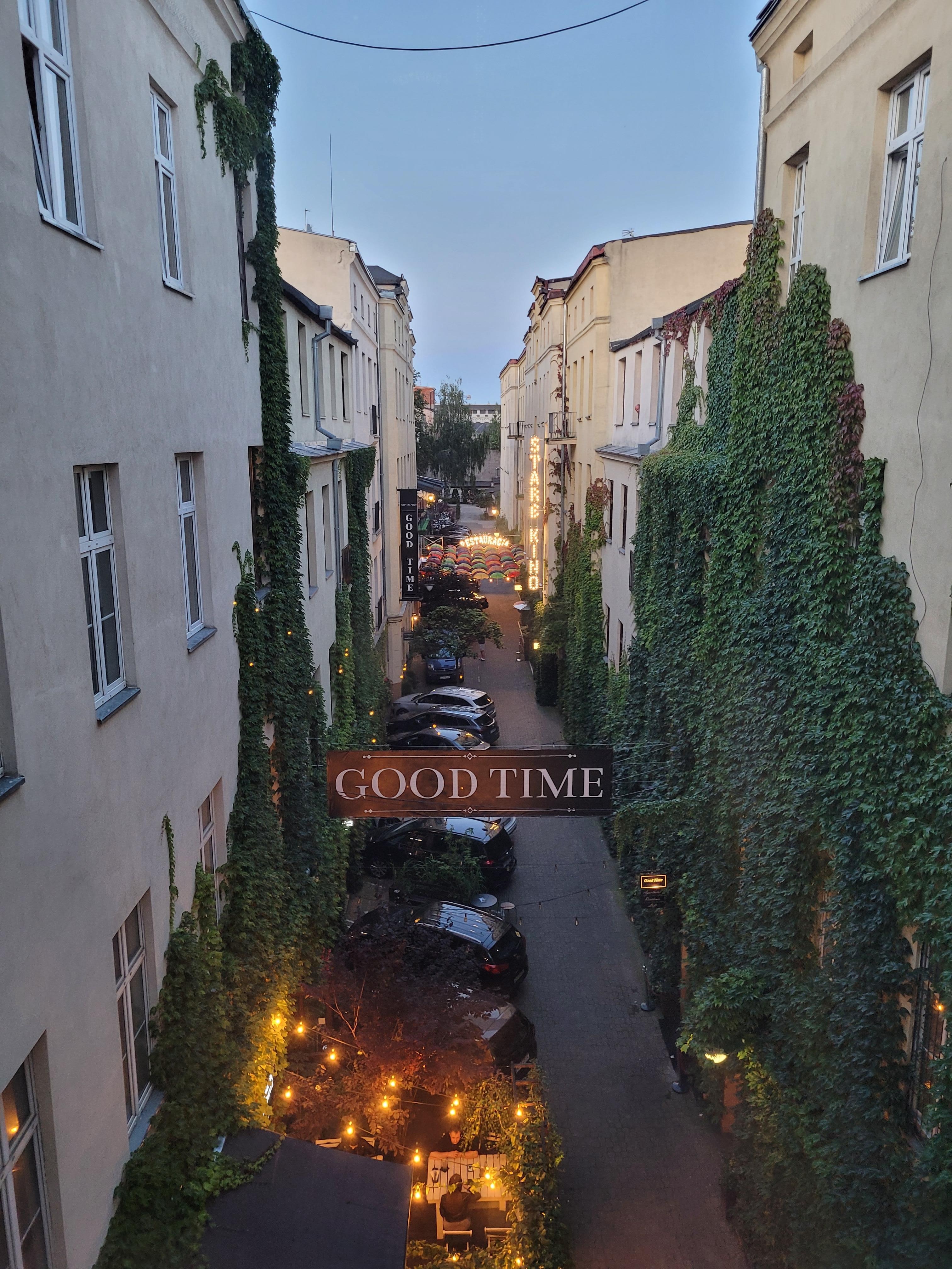 Et un petit dej continental dans la cours intérieure