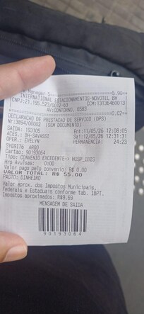 Comprovante com o horário de chegada e saída. Absurda a falta de bom senso do funcionário do estacionamento.