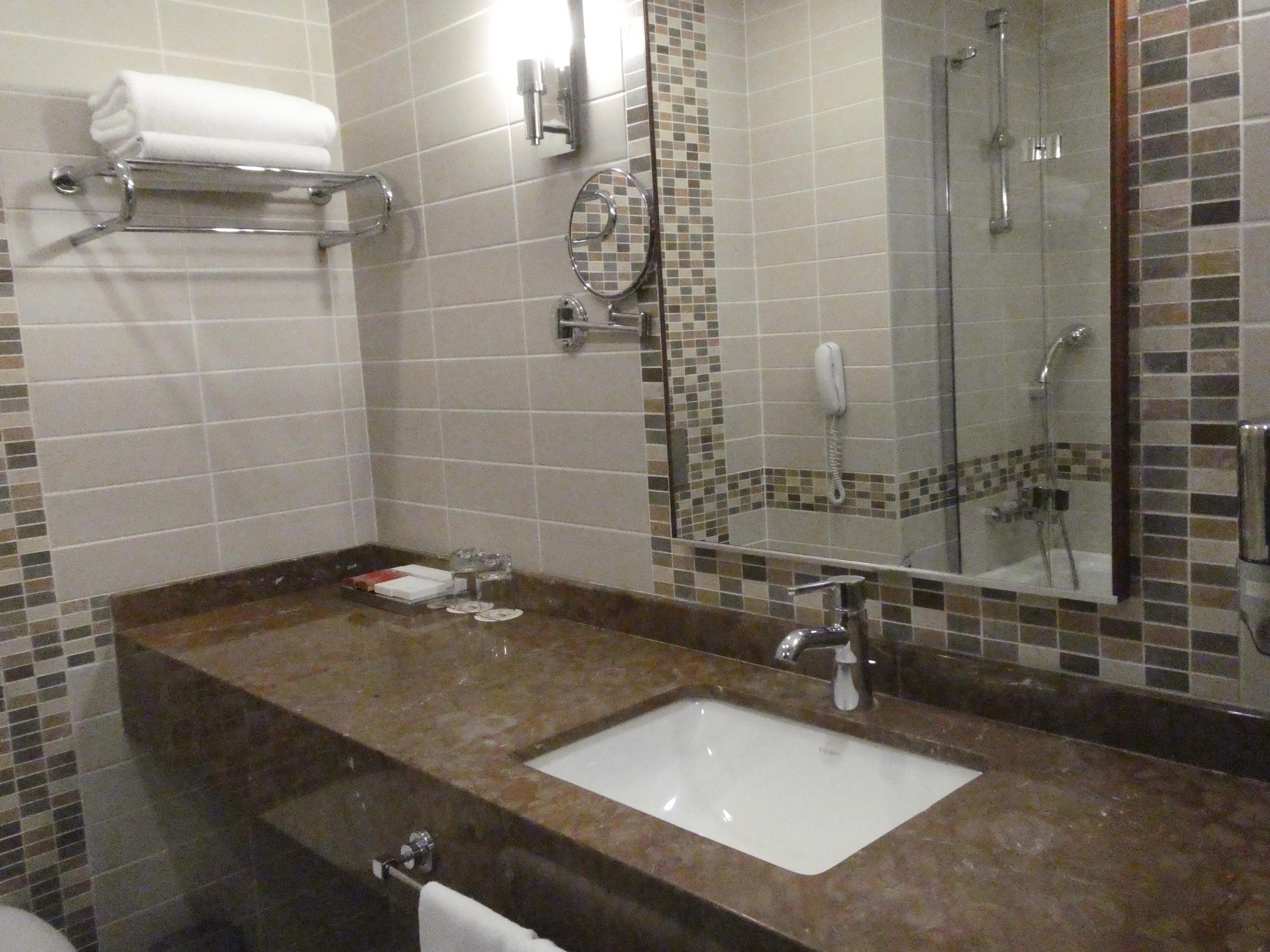 洗面カウンターも広々して清潔。