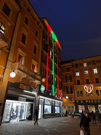 Hotel Orologio at night