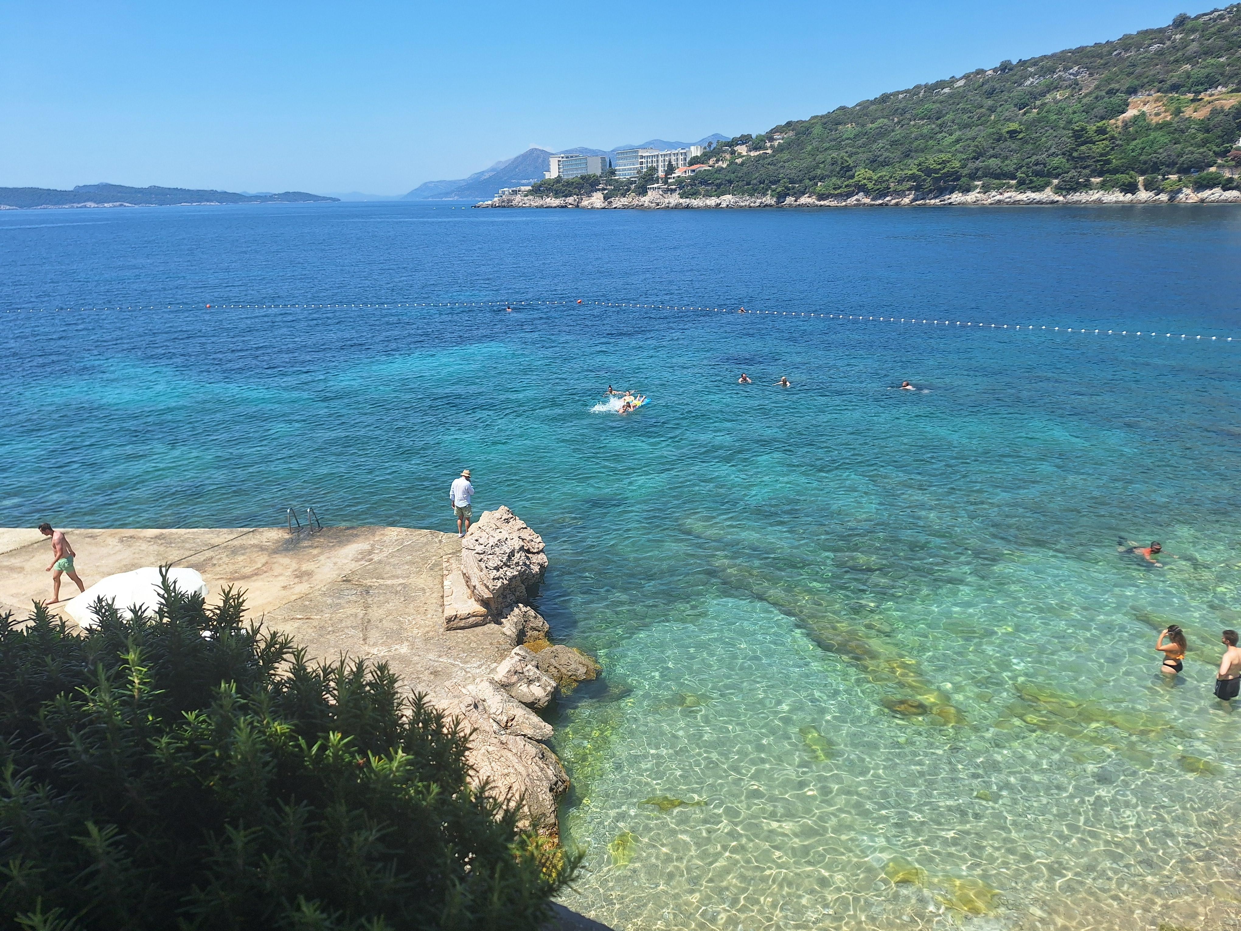 La plage en-bas de l'hôtel 