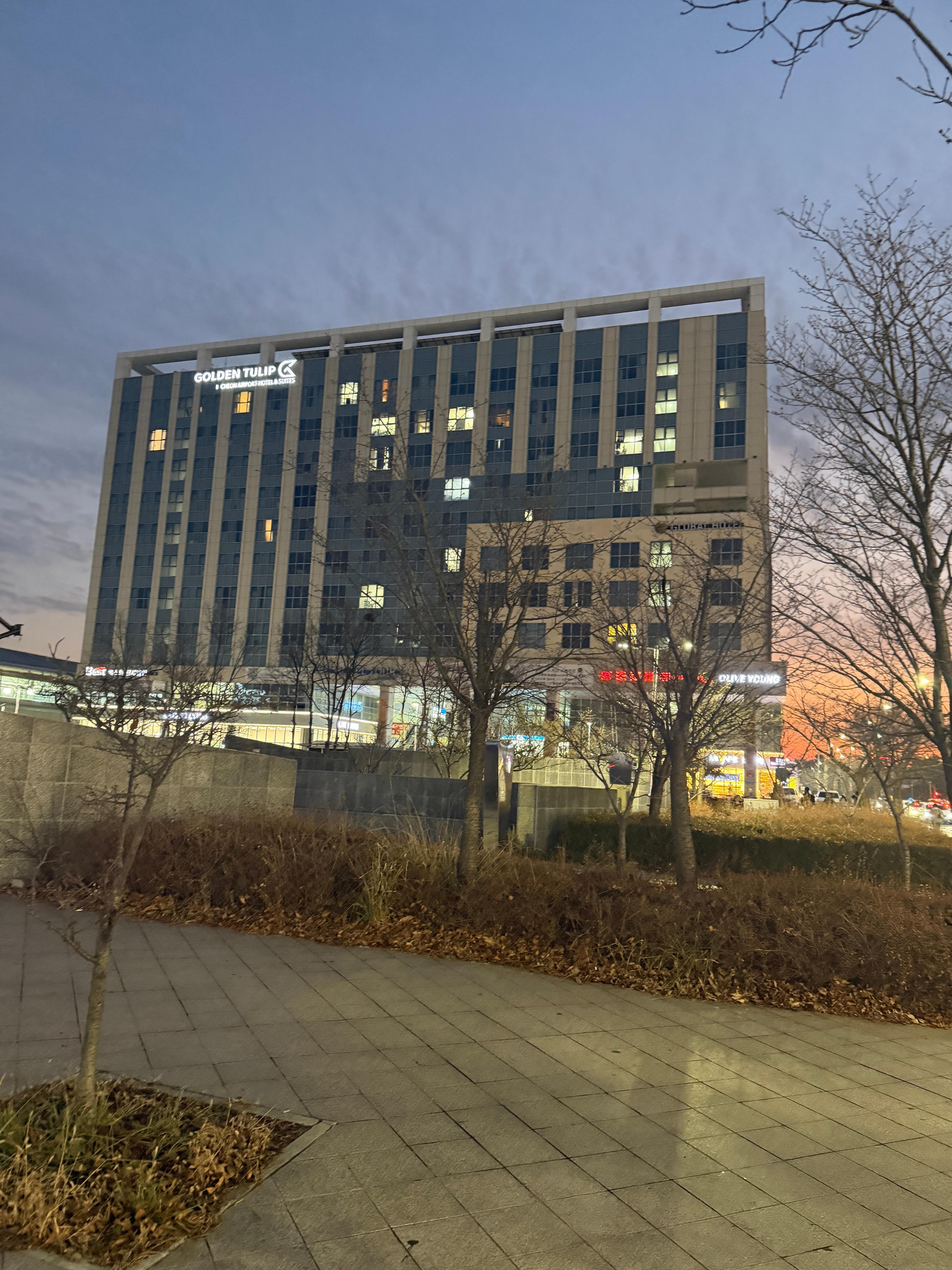 Golden Tulip airport & suites hotel 