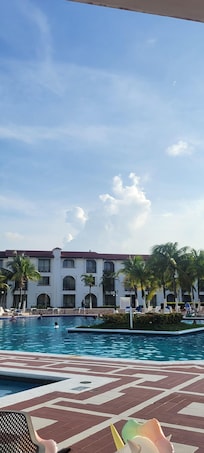 Beautiful view of the huge pool