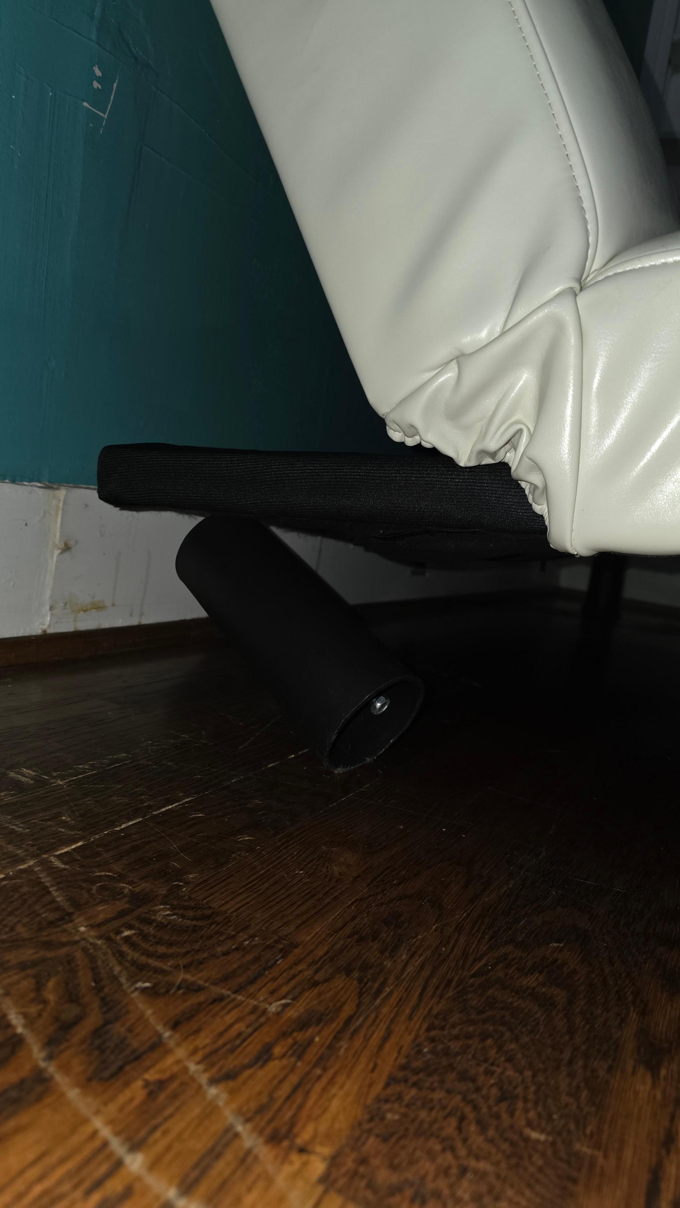 Might be difficult to see, but this is the broken leg on the futon