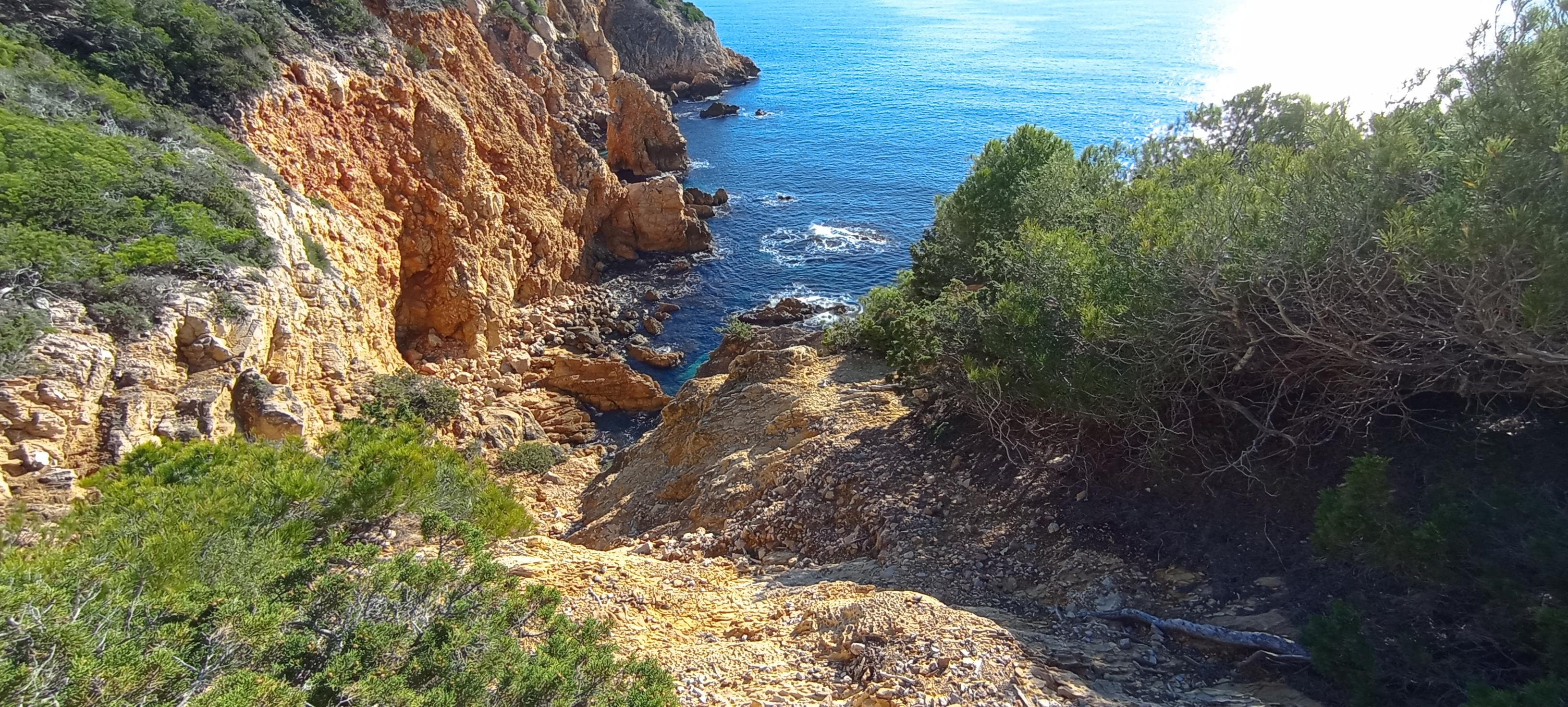 Vue depuis le sentier du littoral au départ de la madrague direction port d'alon.
