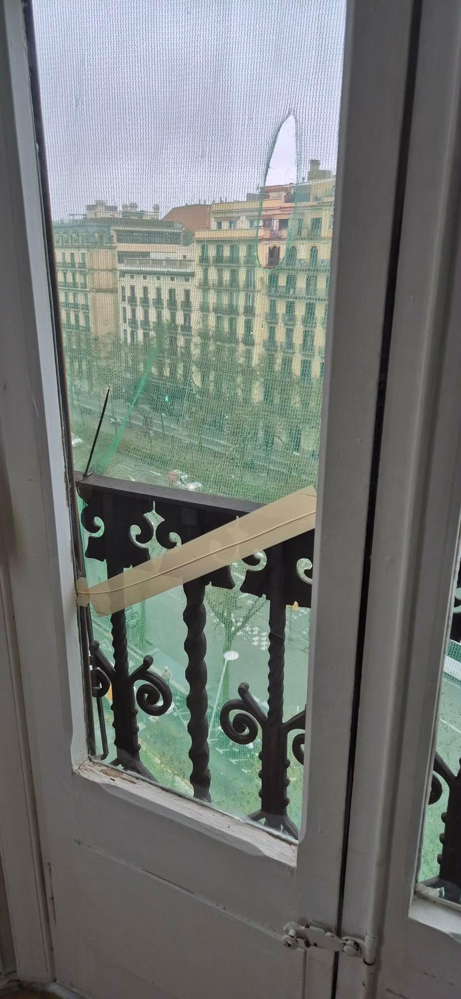 Burspråk med sprucket fönster. Stora springor där det drog kallt och mycket ljud kom in.