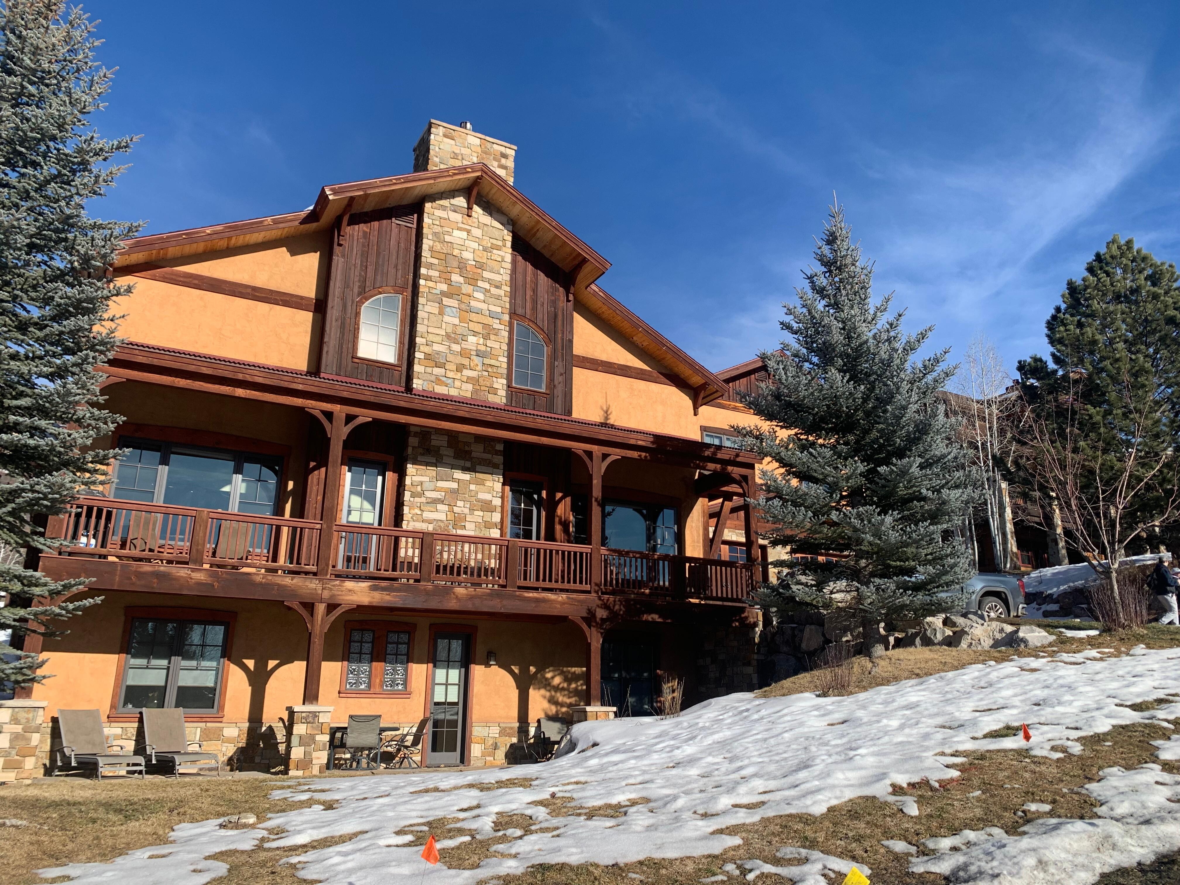 Beautiful 5 bedroom mountain home… conveniently located to gondola 🚠 premium