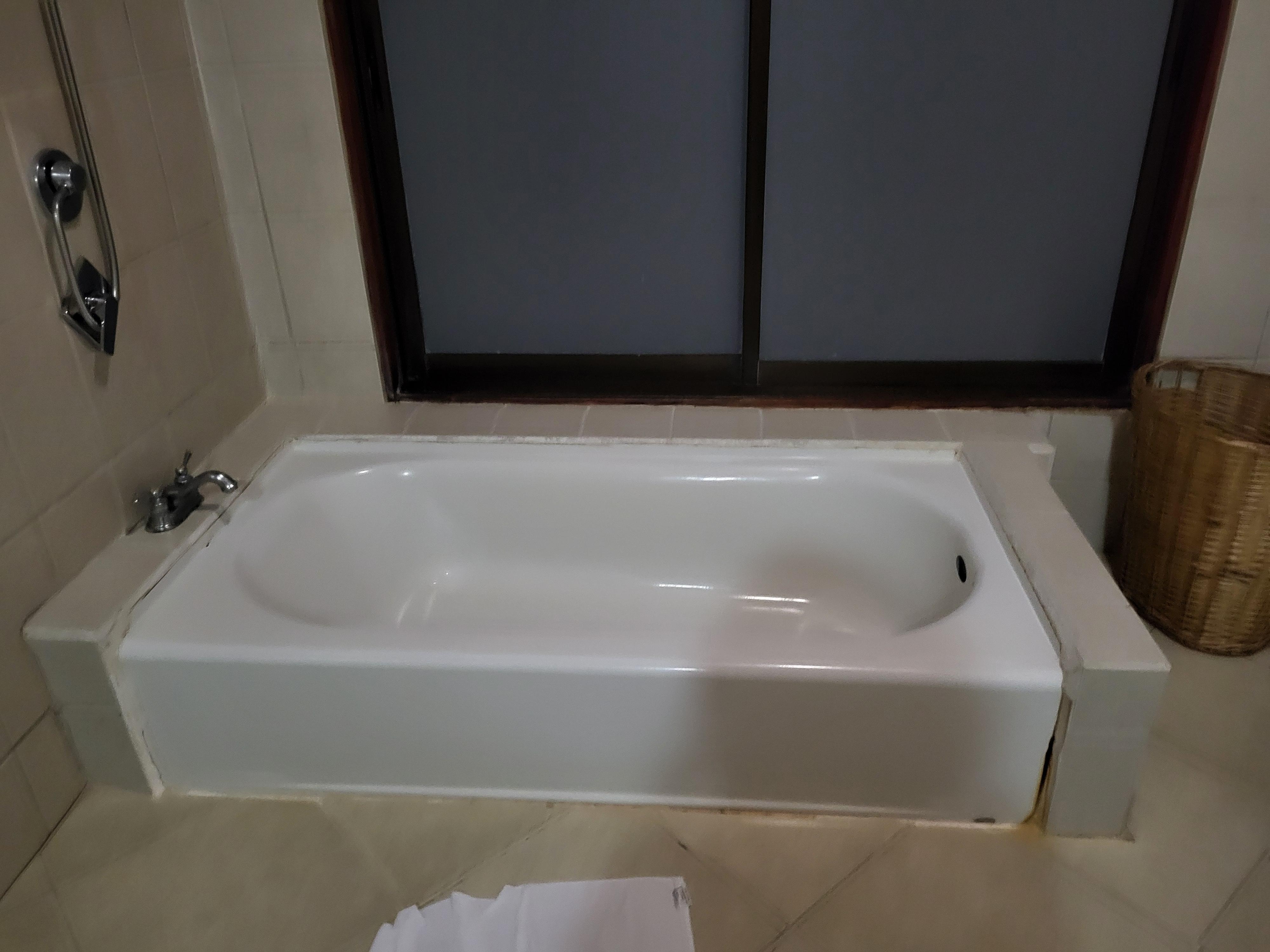 No glass in shower andduct take o. The shower head