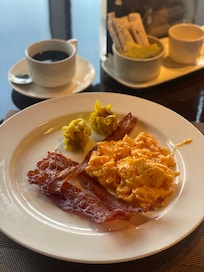 Breakfast spread was good but all the food is in room temperature
