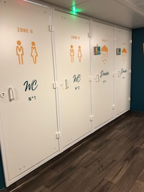 Die gemeinsamen Toiletten und Duschen