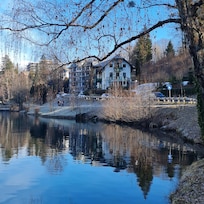 Bares, hoteis e restaurantes a beira do lago
