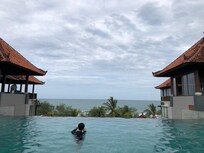 아들과 함께 루프탑 수영장에서