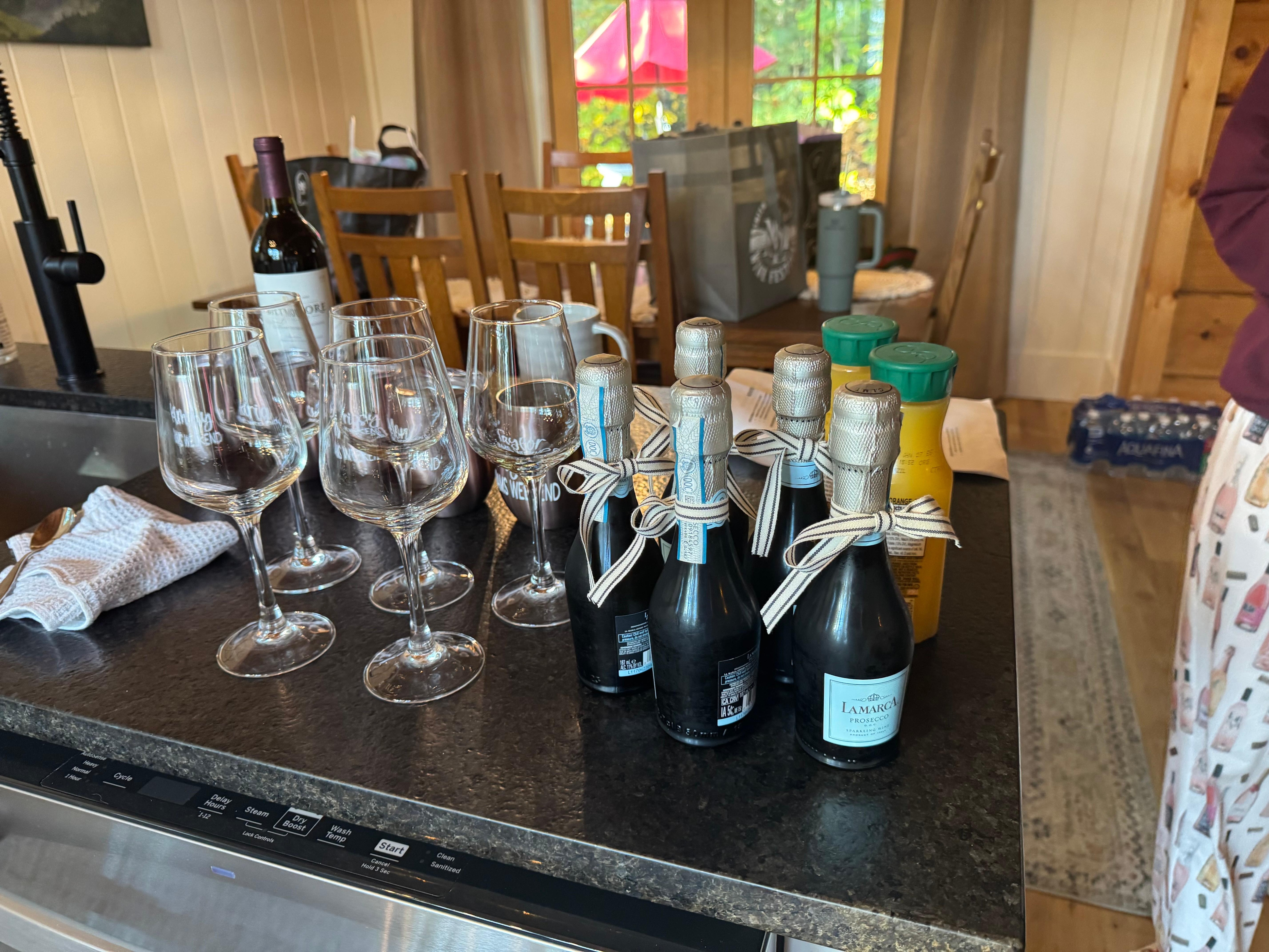 The cabin has plenty of wine glasses!