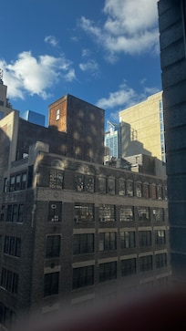 Foto tirada de dentro do quarto com o observatório Edge ao fundo.