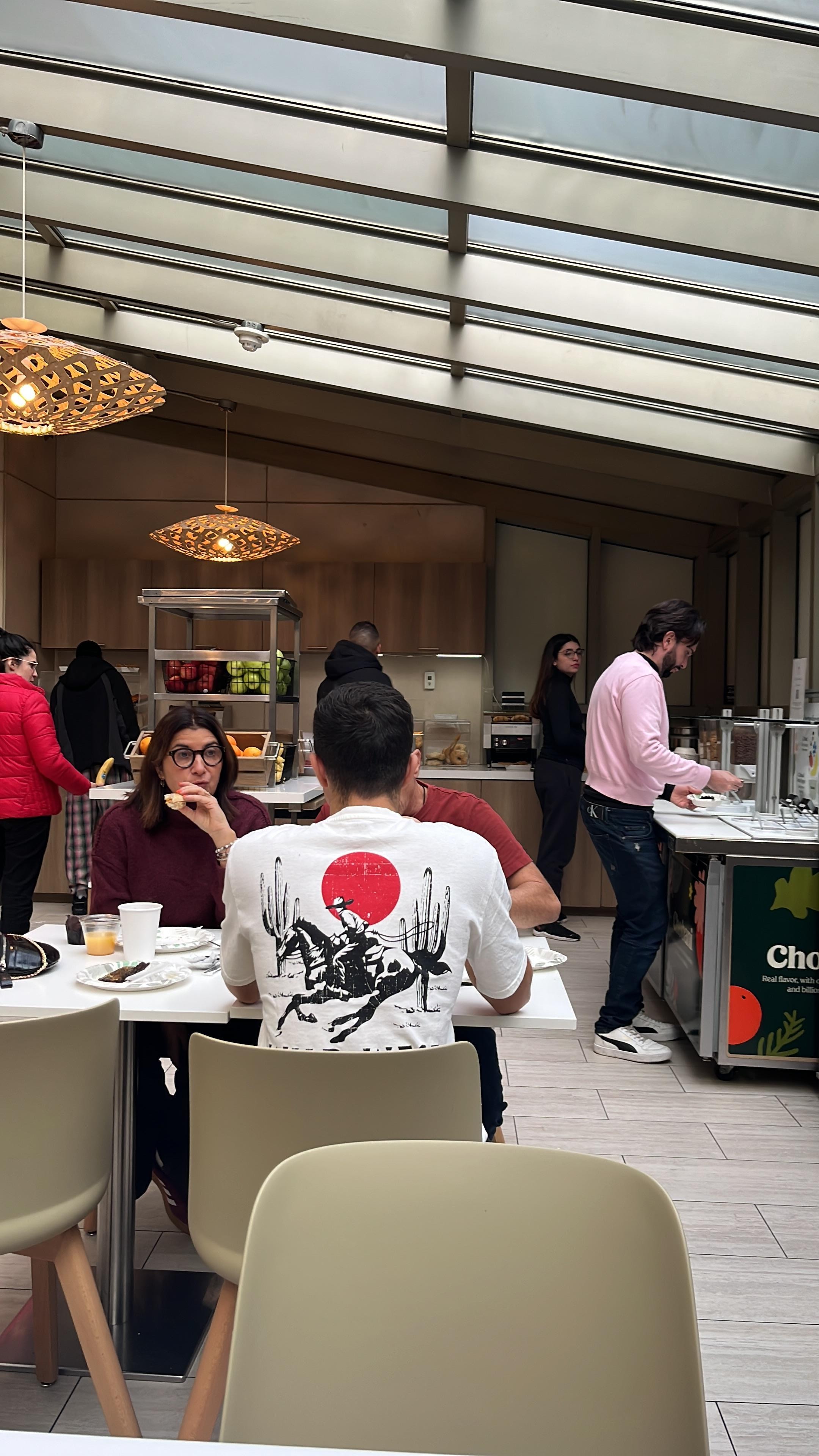 Espaço do café da manhã. Farto e fresco embora não tenha muita variedade é bem ok.