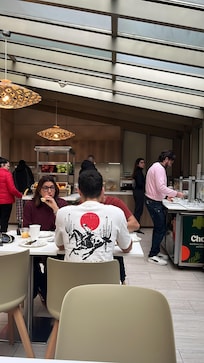 Espaço do café da manhã. Farto e fresco embora não tenha muita variedade é bem ok.