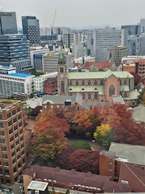 紅葉がキレイな明洞聖堂