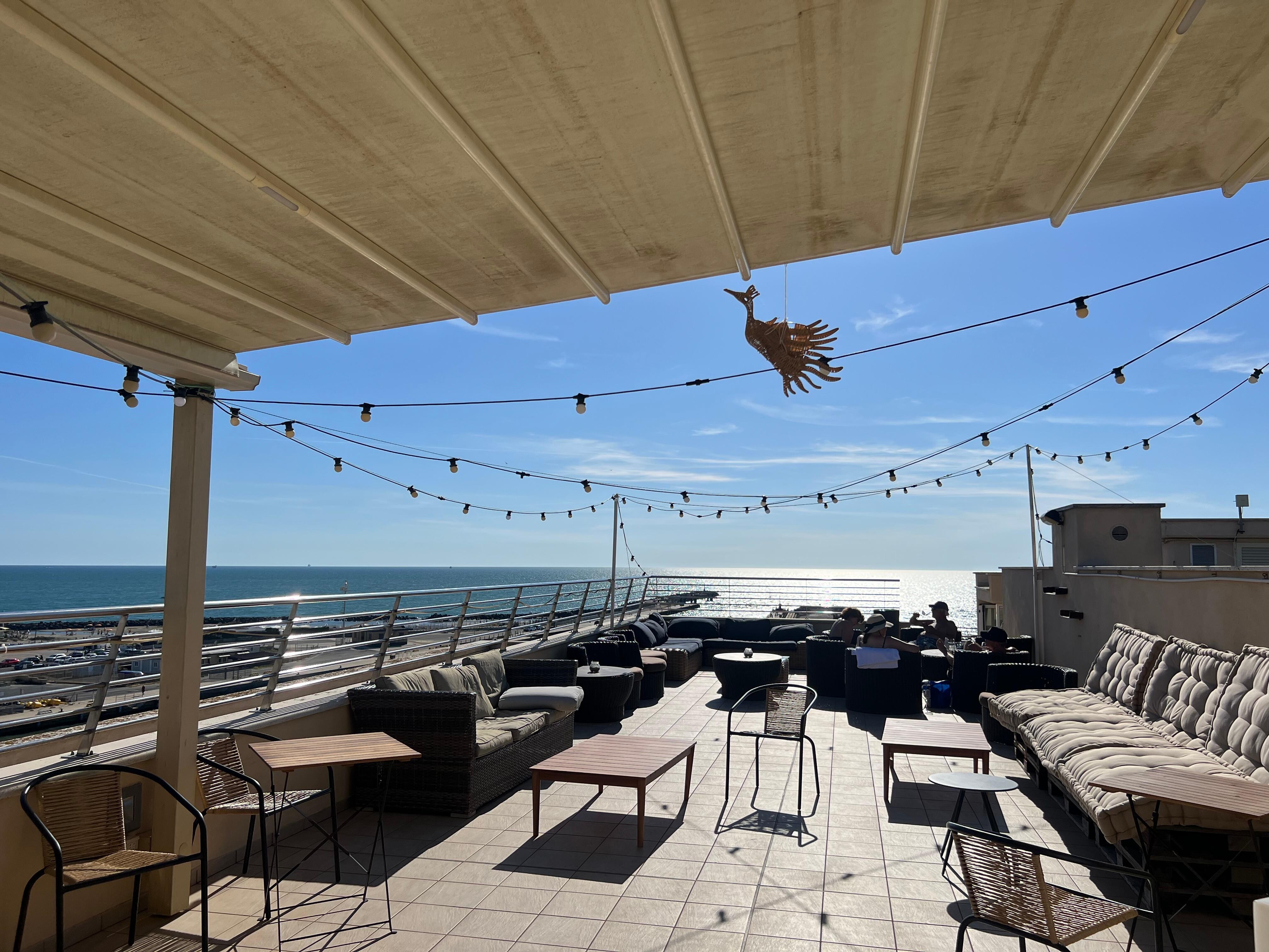Sur la terrasse aux toit 