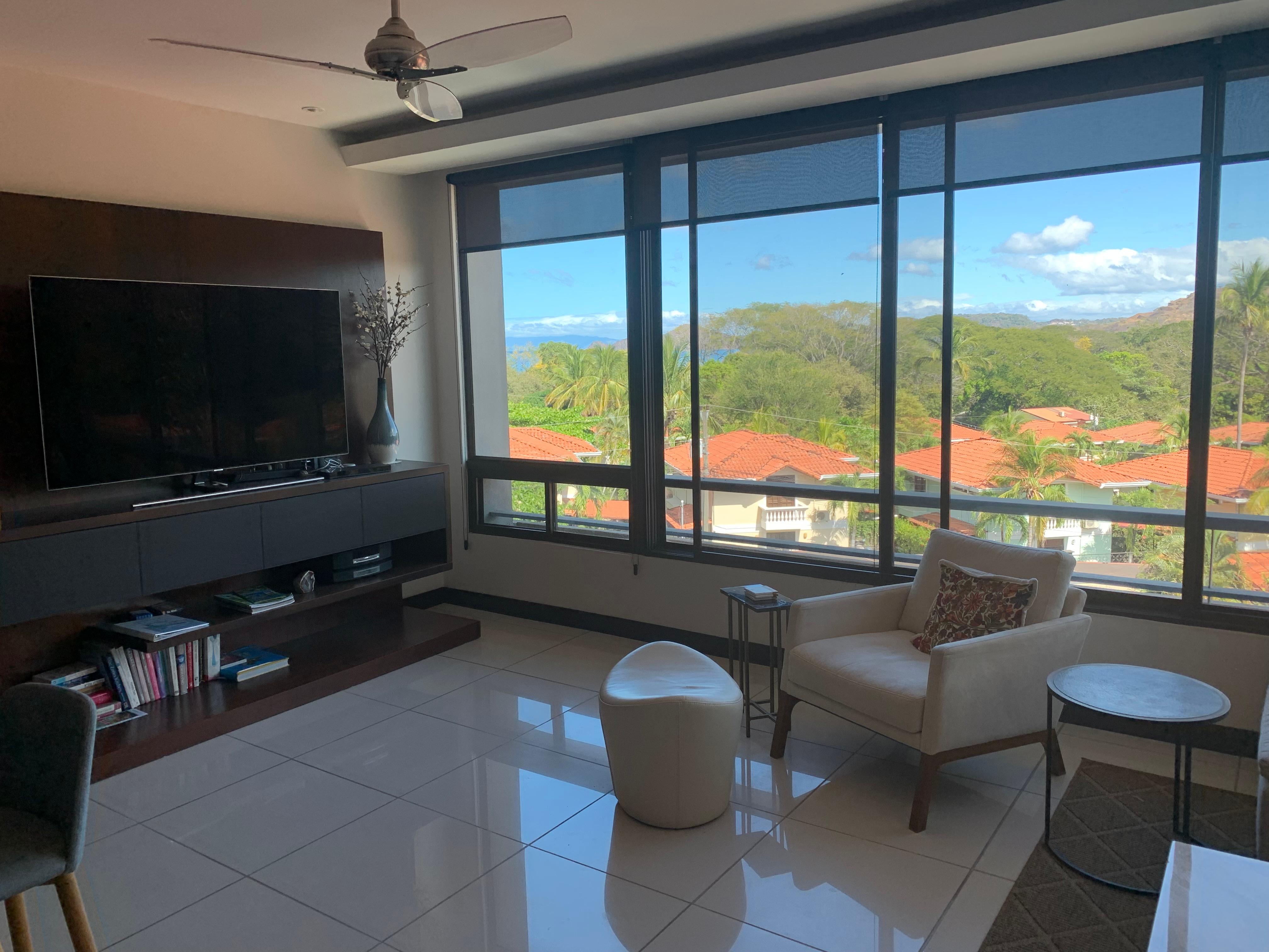 Stuen med store vinduer og herlig udsigt.