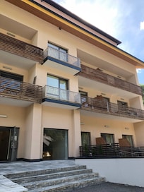 Eingangsbereich und Balkons der Apartments