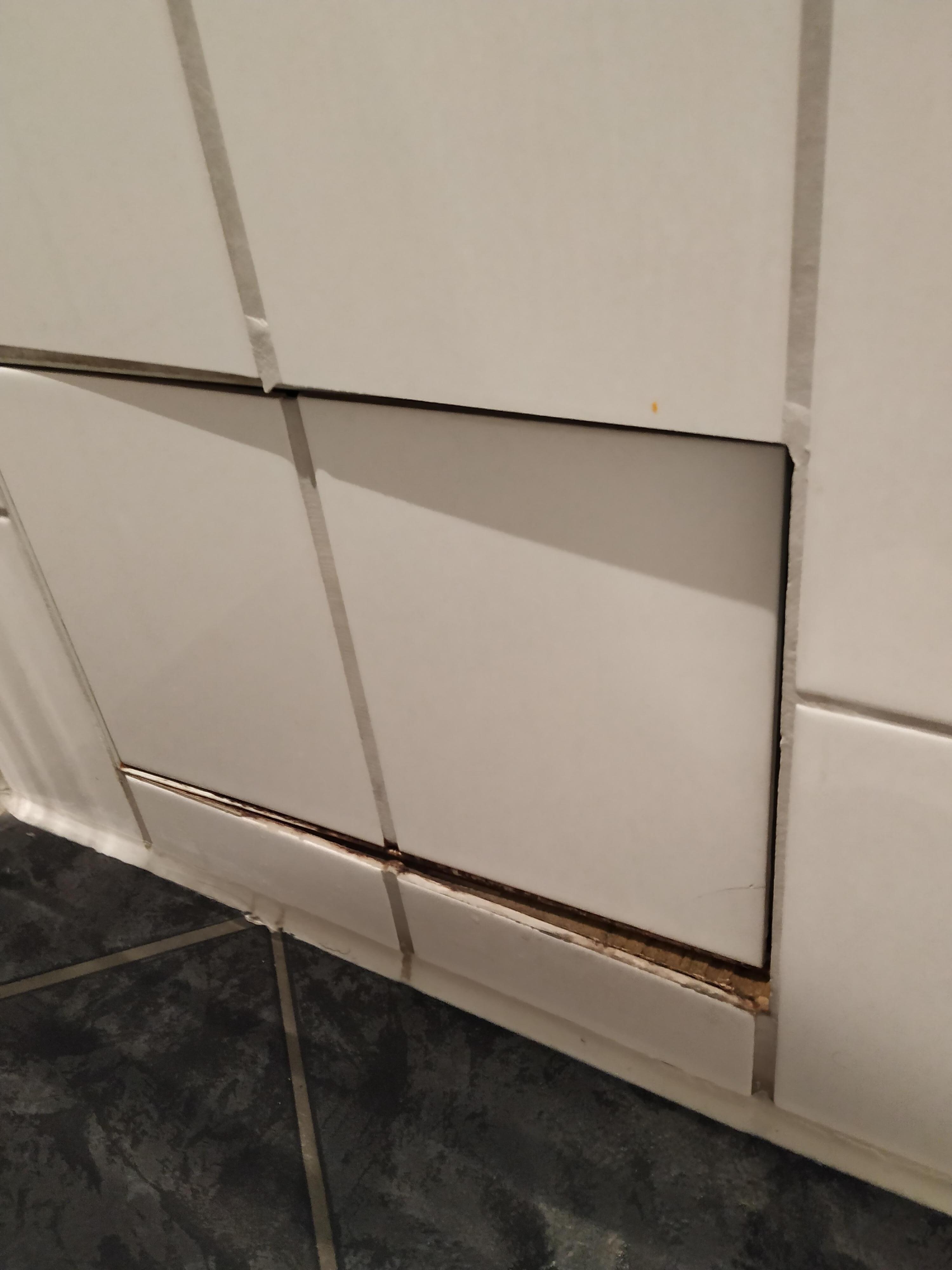 Baldosas sueltas debajo bañera