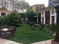 Udsigt fra restaurantent ud til den lukkede gårdhave