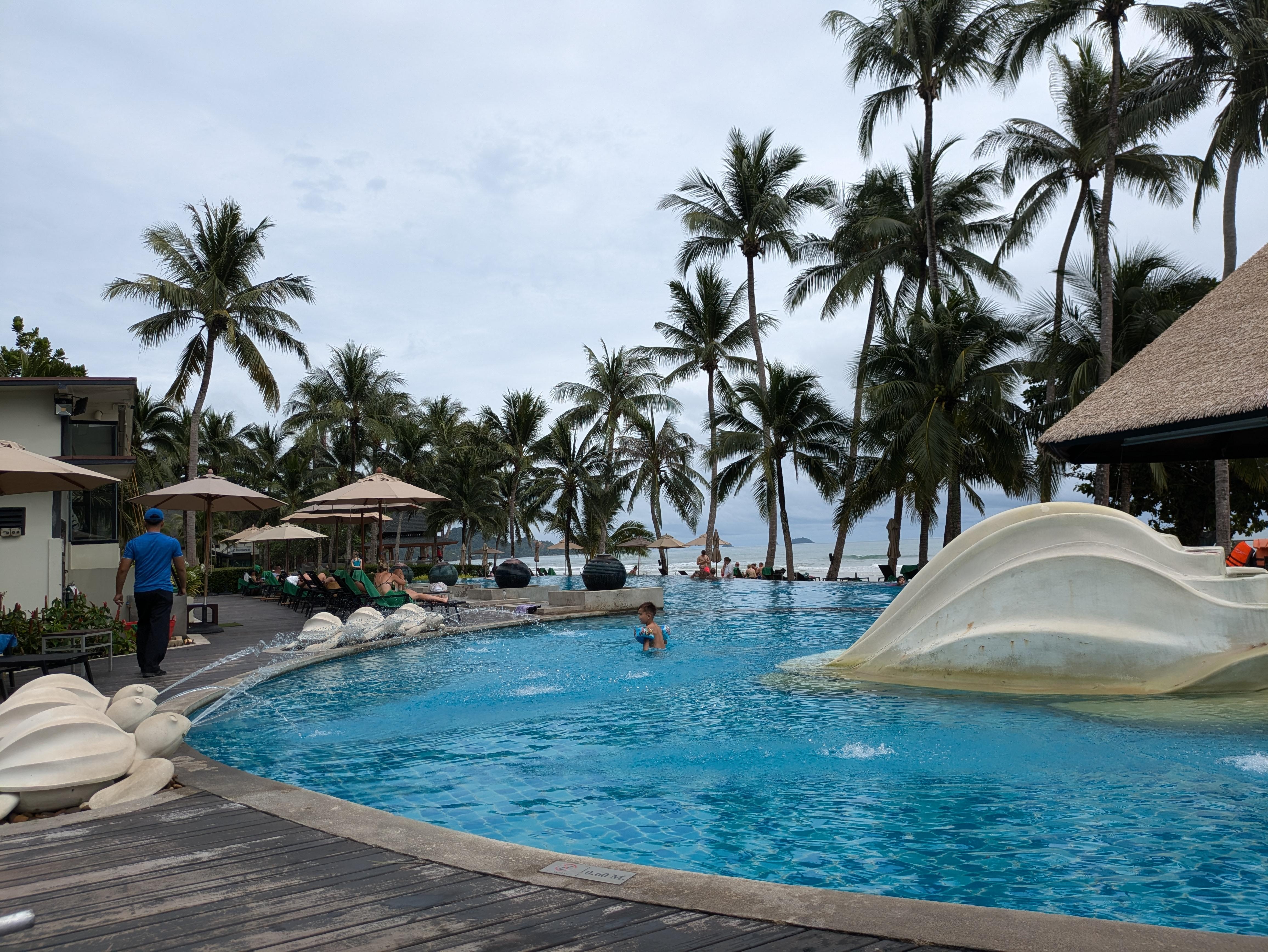 Huge pool with a children friendly part