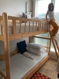 2층침대가 있는 방도 있습니다.