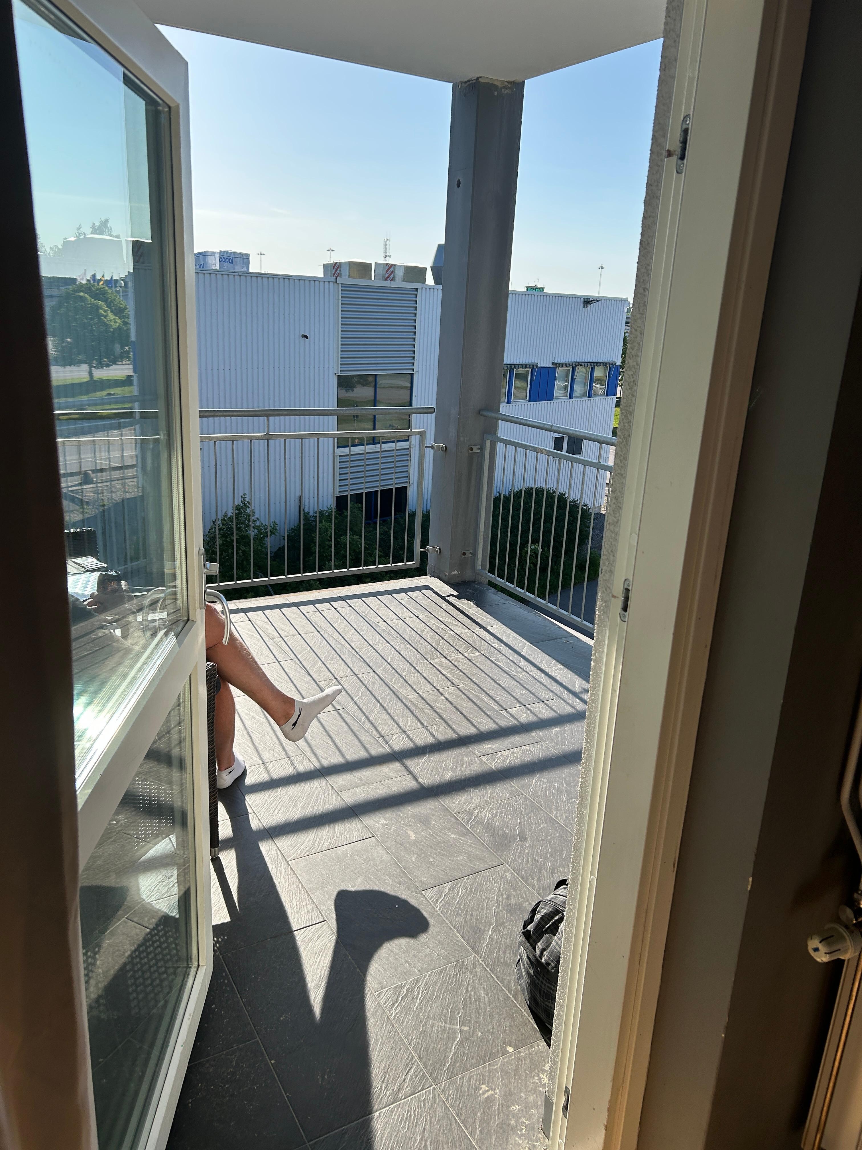 Dubbelt så stor balkong som rum. 