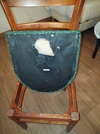 une chaise qui a failli, pour une handicapée, me faire tombée vu que le siÚge n'est pas fixé, et en plus, endommagé !!!