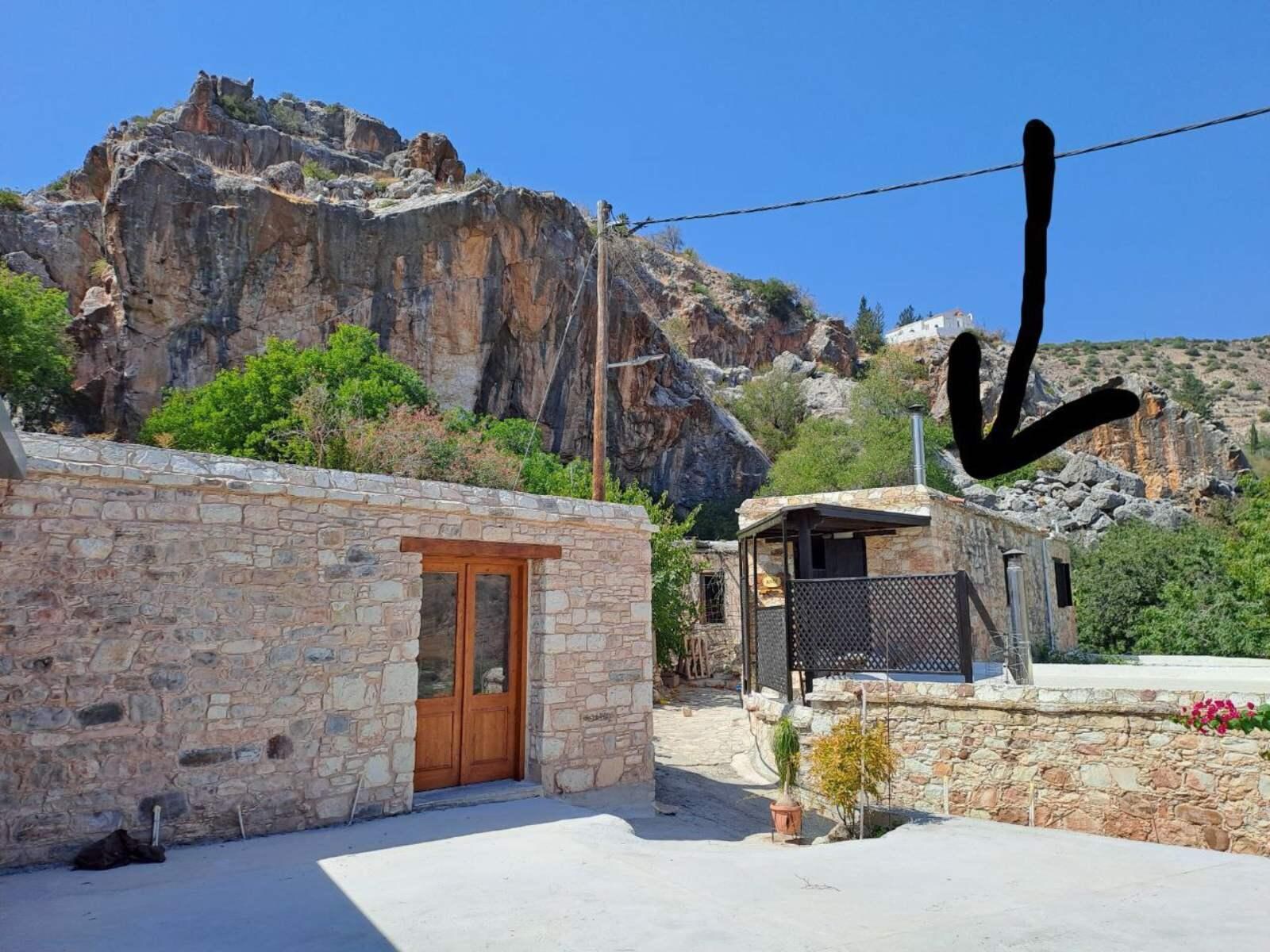 Haus Anoi mit Felswand 