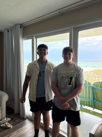 Can we wear this to eat. Lol