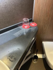 Det var ikke de sidste dage de havde tørret bord og vask af på badeværelset