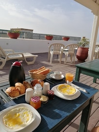 Petit déjeuner en terrasse