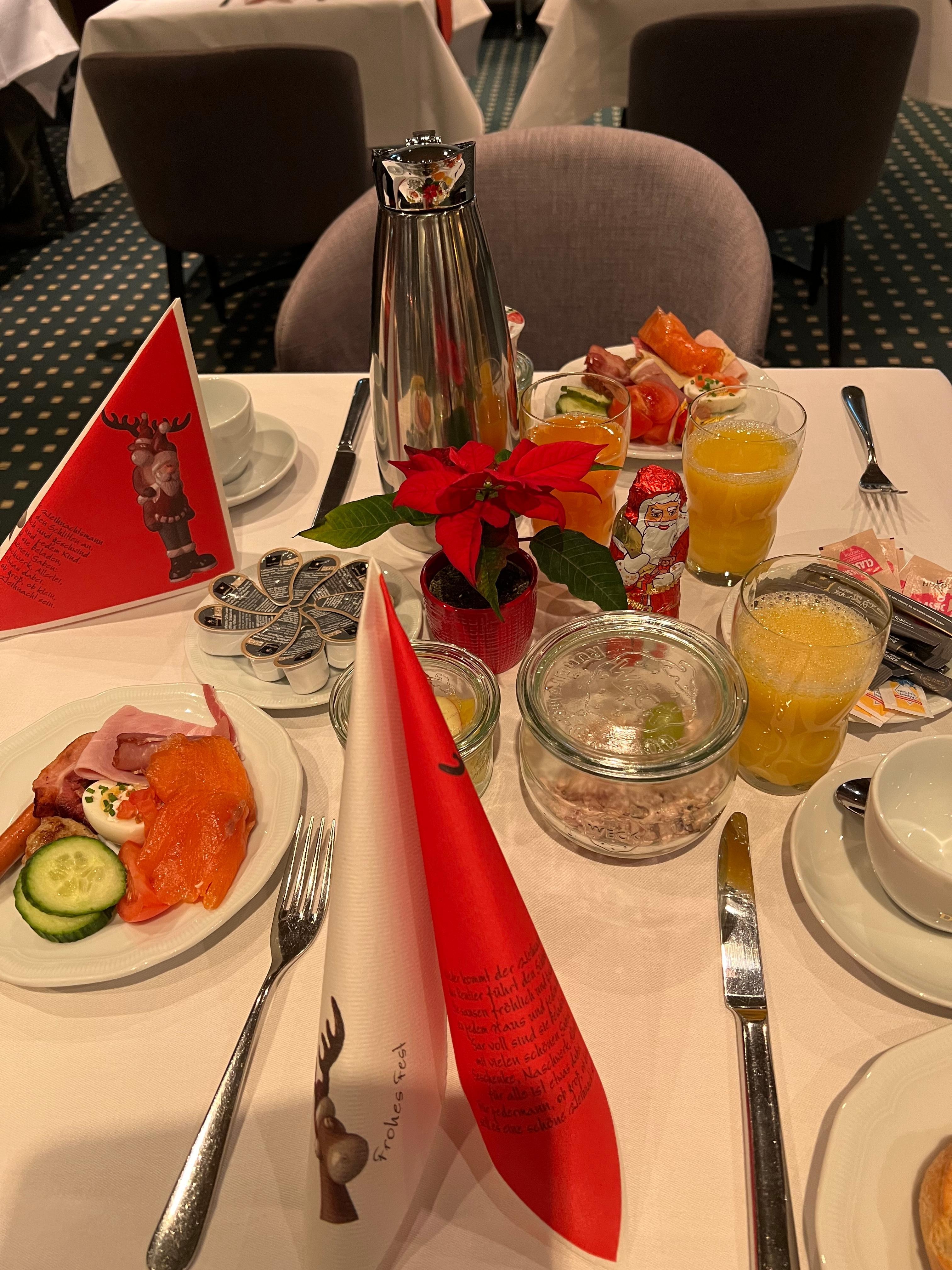 クリスマスの日の朝食テーブル