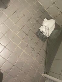 Slitent møkkete bad