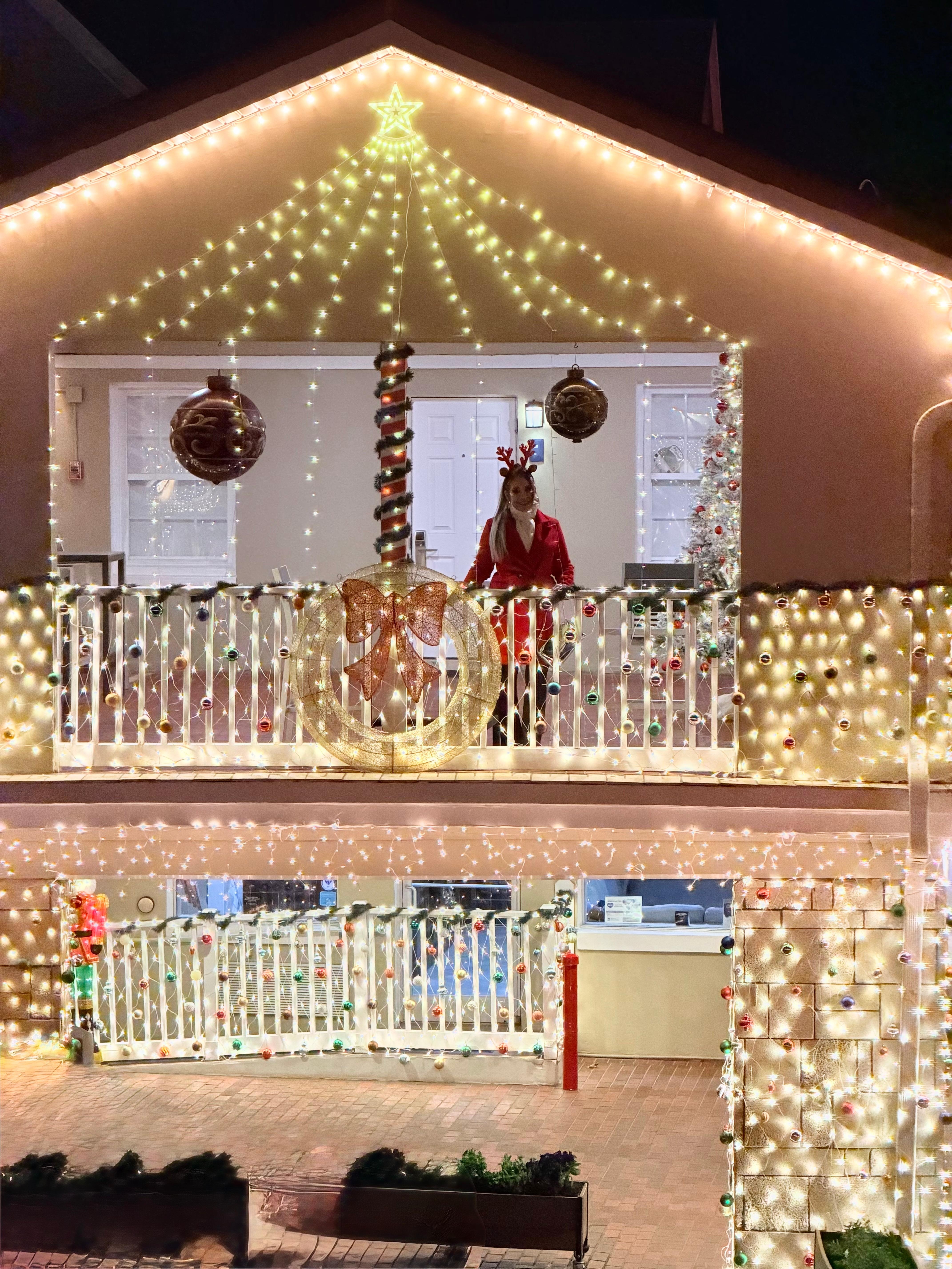 Este es un costado interior del hotel , muy decorado todas las paredes 